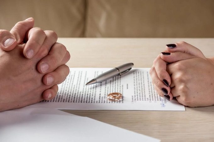 Firma de un divorcio salvadoreño tramitado desde Estados Unidos